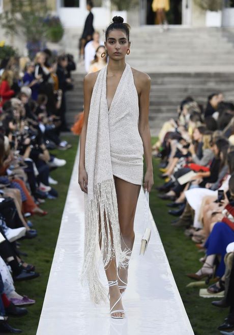 Kleid Mit Tiefem Rückenausschnitt Bis Zum Po Kleid mit tiefem rückenausschnitt bis zum po